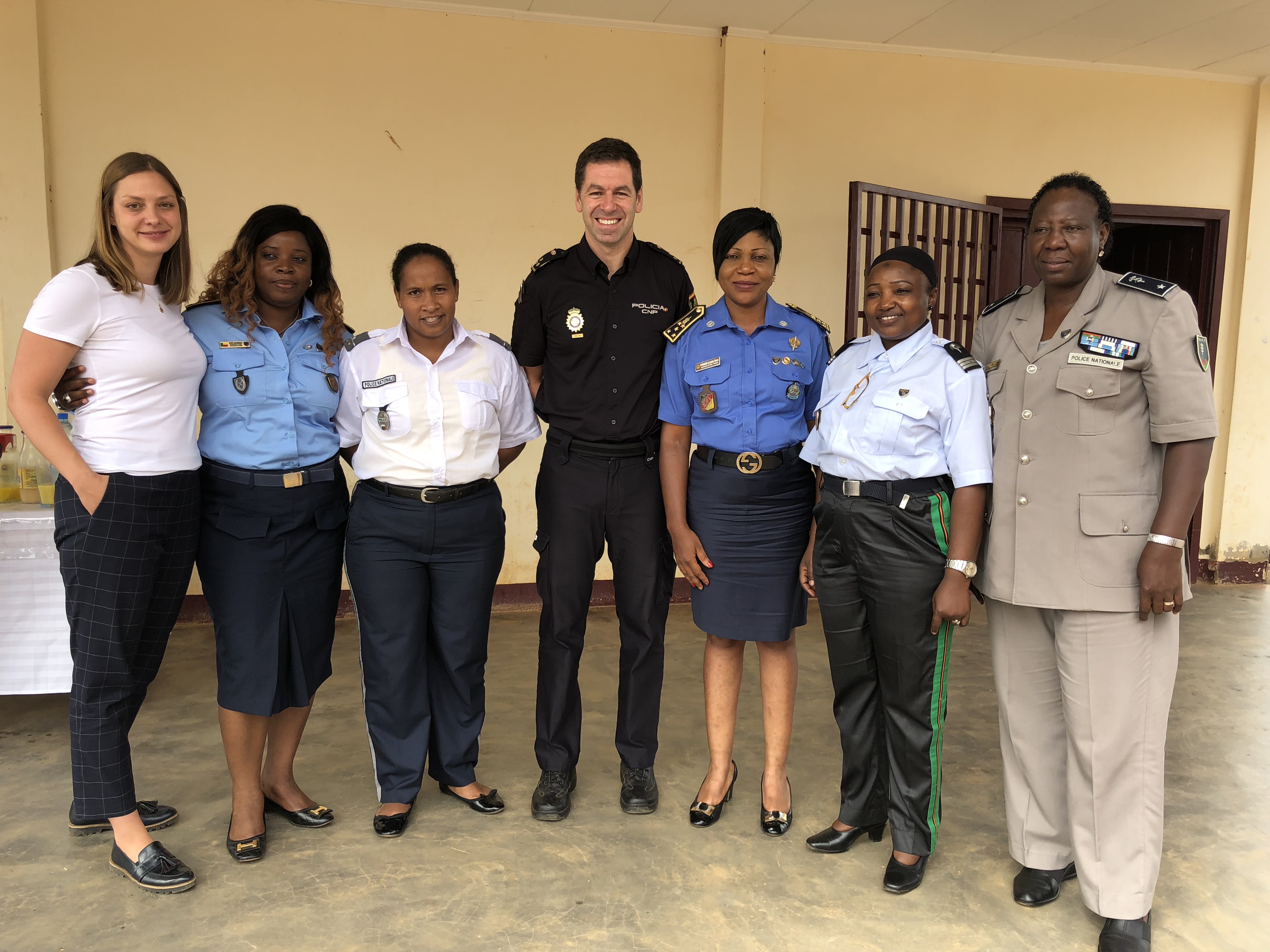 Varias mujeres policía de países extranjeros junto a un inspector de Policía Nacional.